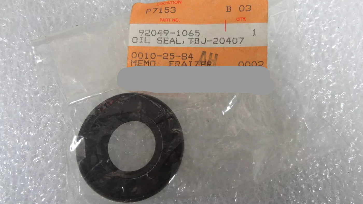 KAWASAKI KDX80 KX60 KX80 KX125 Factory Crankcase Cover Oil Seal 92049-1065
