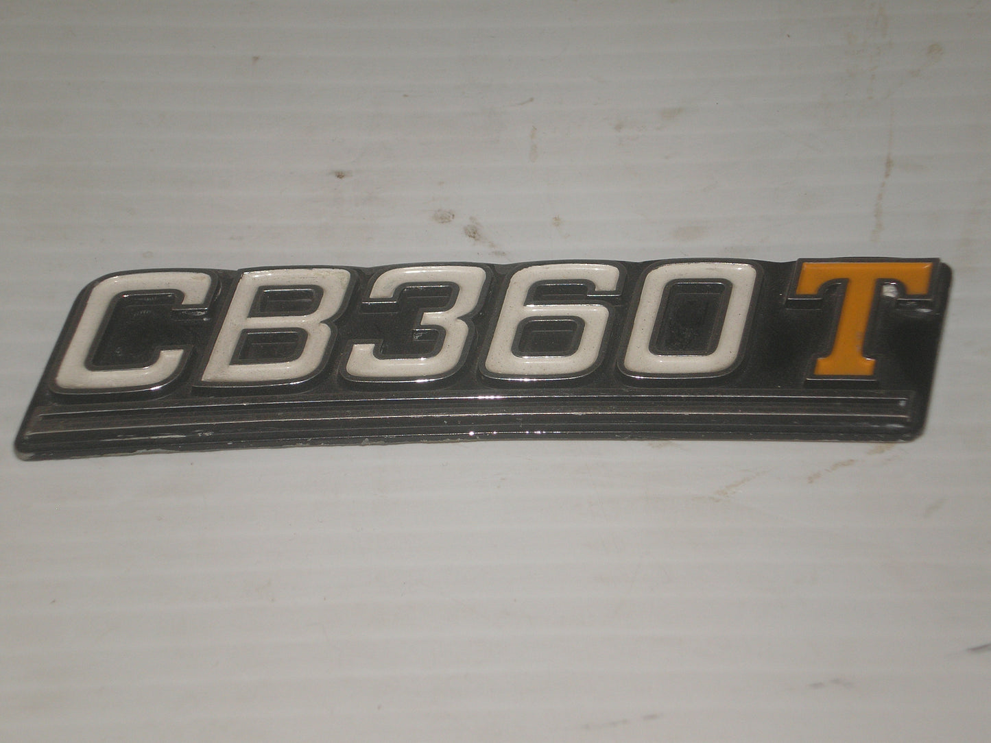 HONDA CB360 T Frame / Side Cover Emblem 87126-369-740 ( USED )