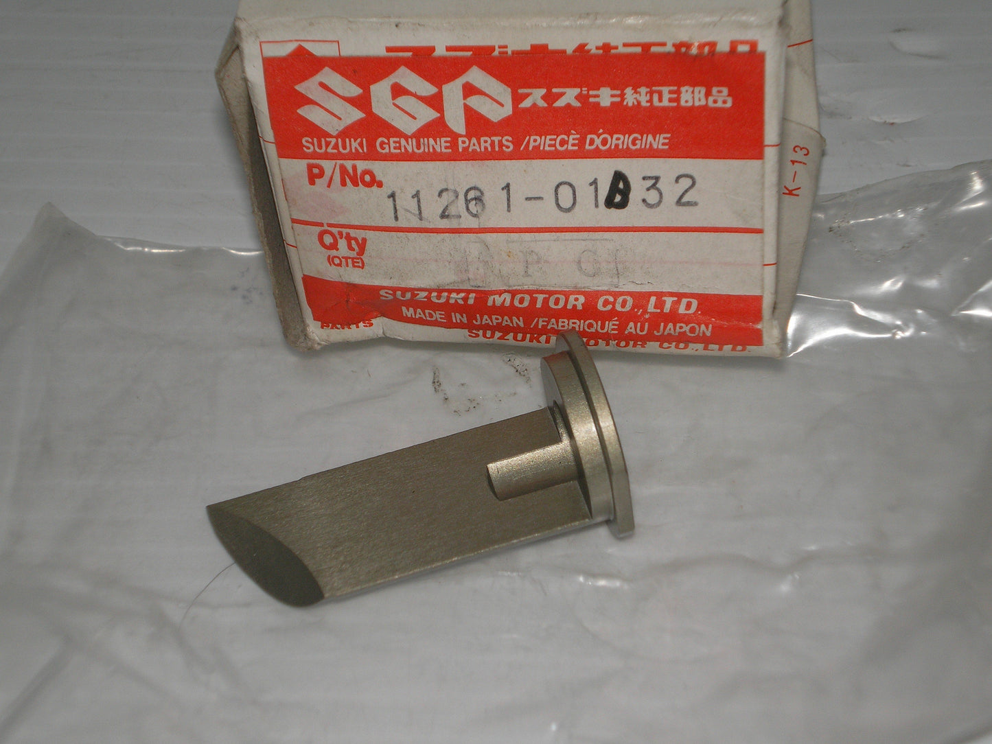 SUZUKI RM125 R/H Exhaust Valve Guide 11261-01B32 / 11261-01B33