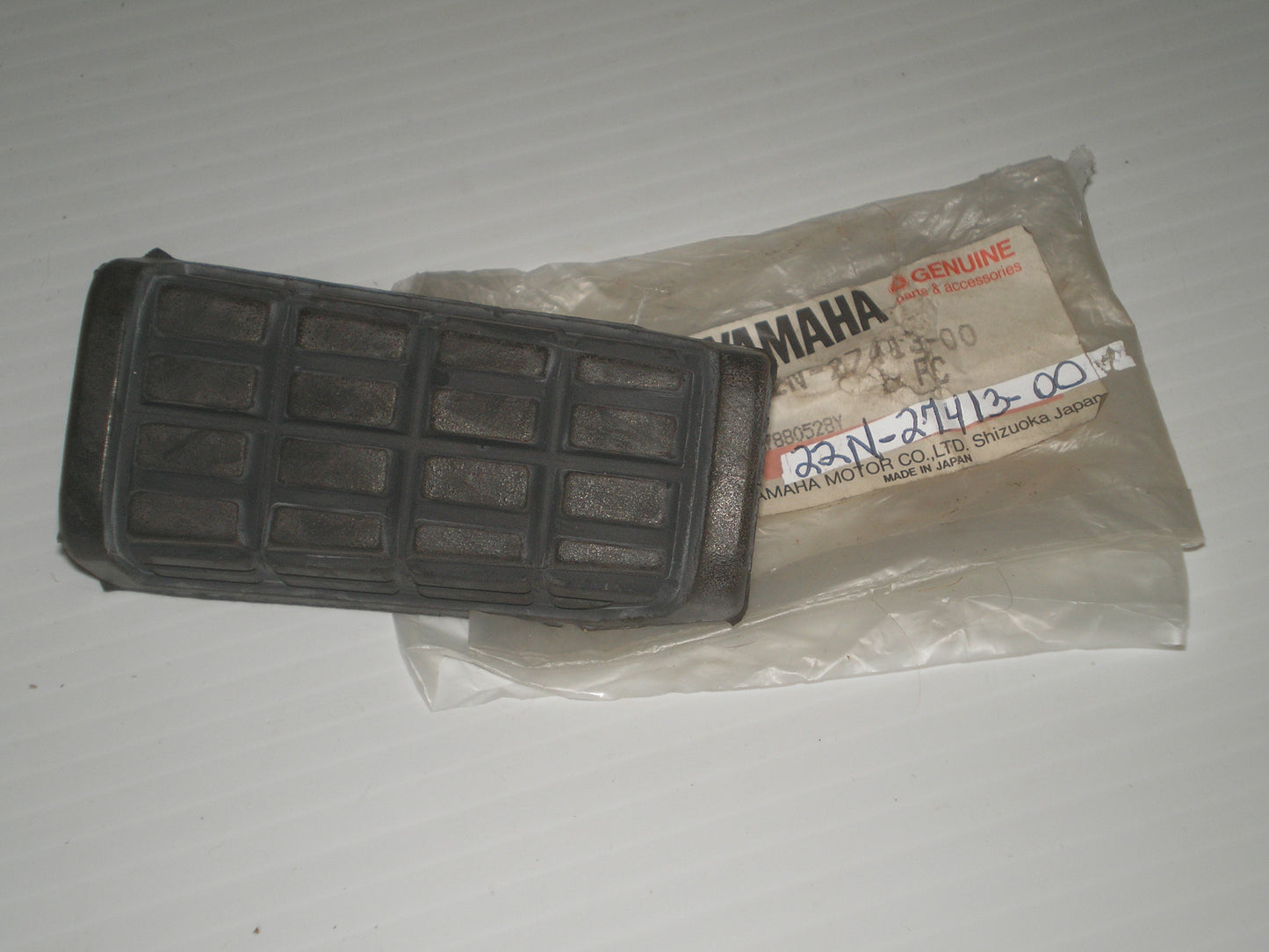 YAMAHA FJ1100 FJ1200 FZX700 FZX750 RZ350 XJ900 Footrest Rubber / Cover 22N-27413-00