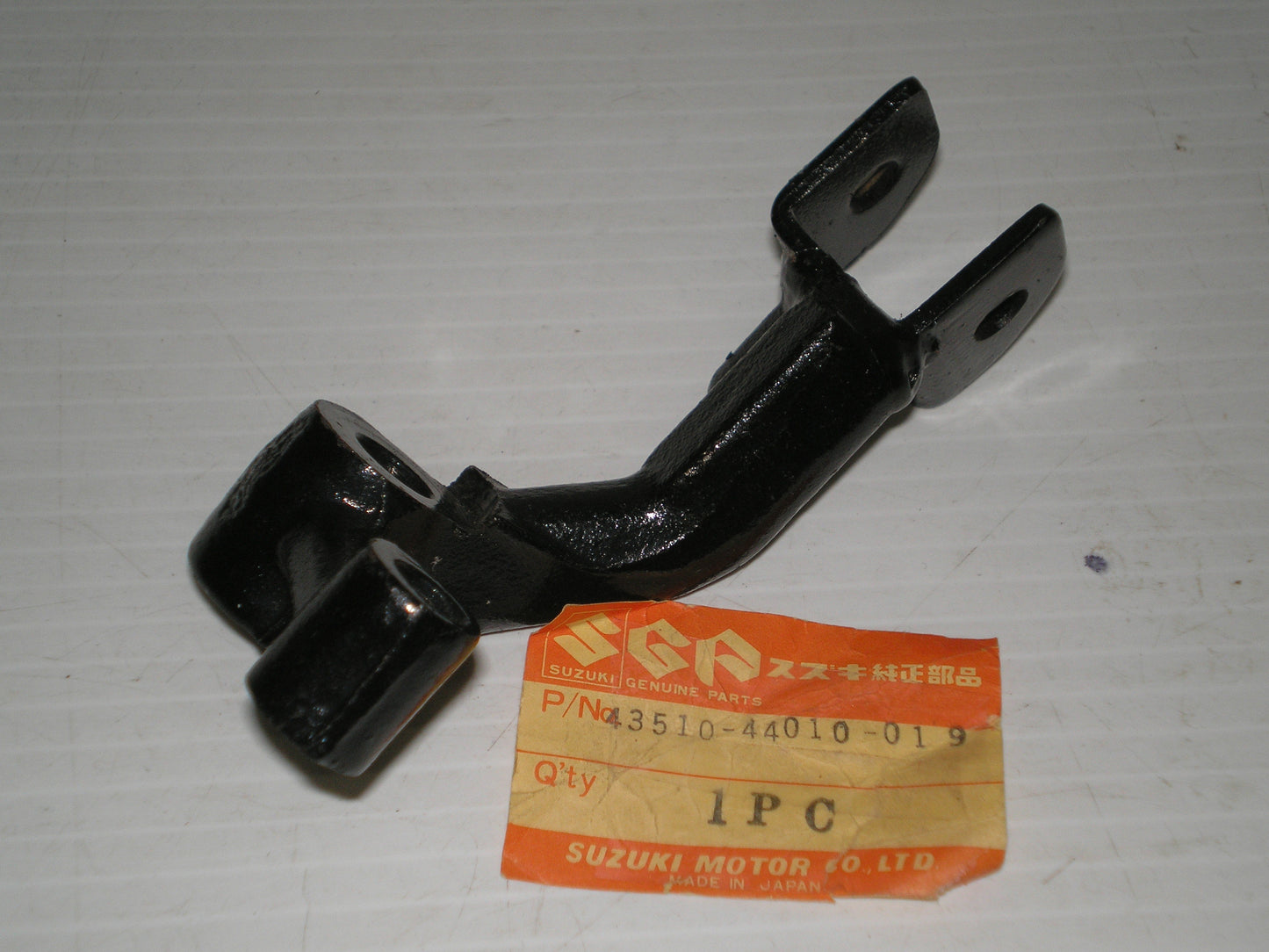 SUZUKI GS425 R/H Front Footrest Bar 43510-44010-019