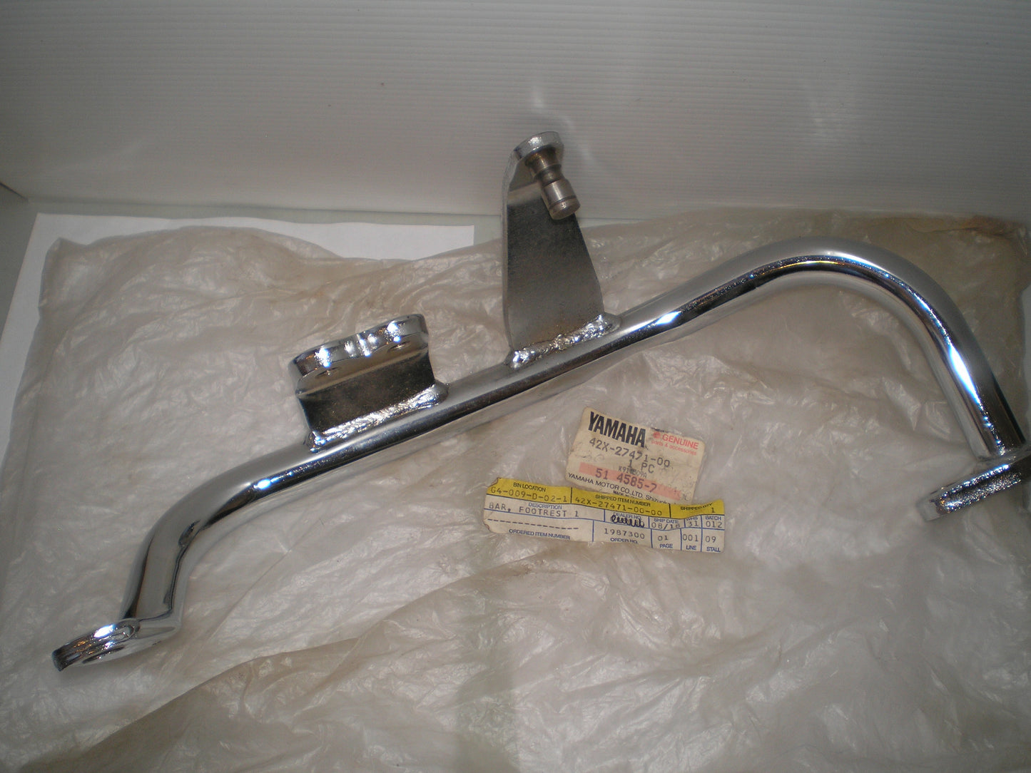 YAMAHA XV700 XV1000 Factory L/H Footrest Bracket / Bar 42X-27471-00