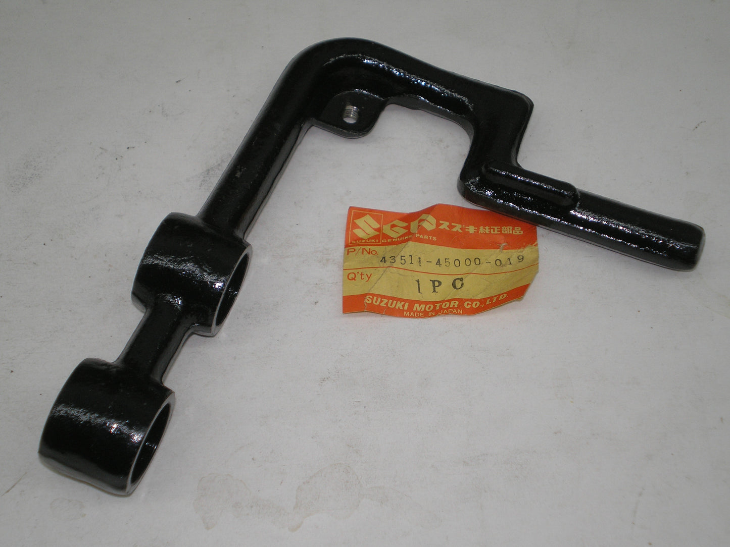 SUZUKI GS750 Front R/H Footrest Bar 43511-45000-019