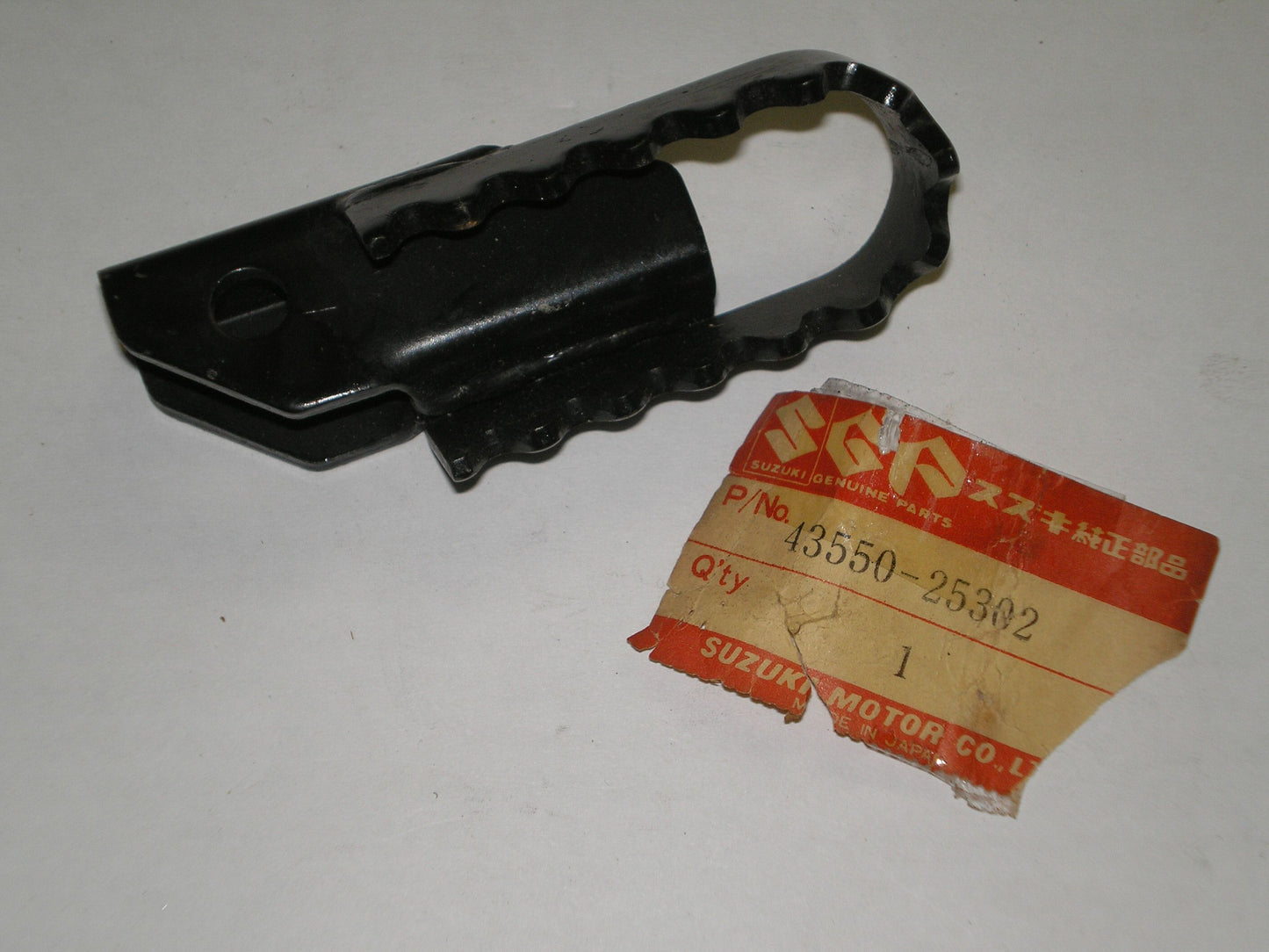 SUZUKI TC100 TC125 TC185 TS75 TS100 TS125 TS185 TS250 TS400 R/H Front Footrest 43550-25302