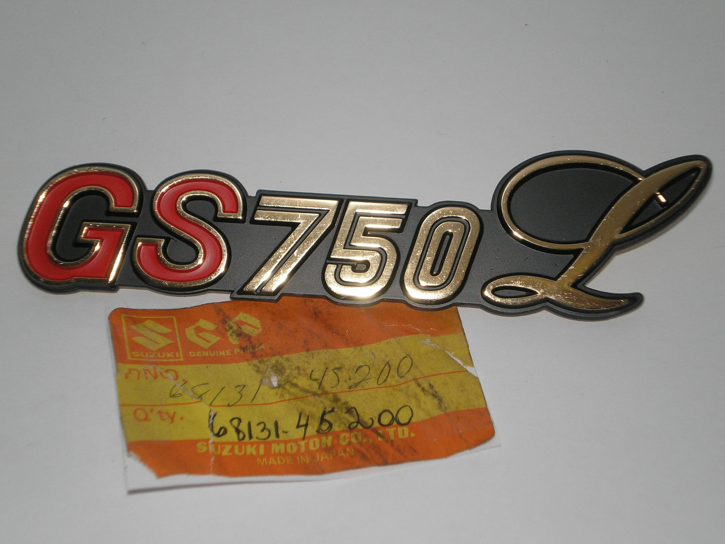 SUZUKI GS750L Frame / Side Cover Emblem 68131-45200
