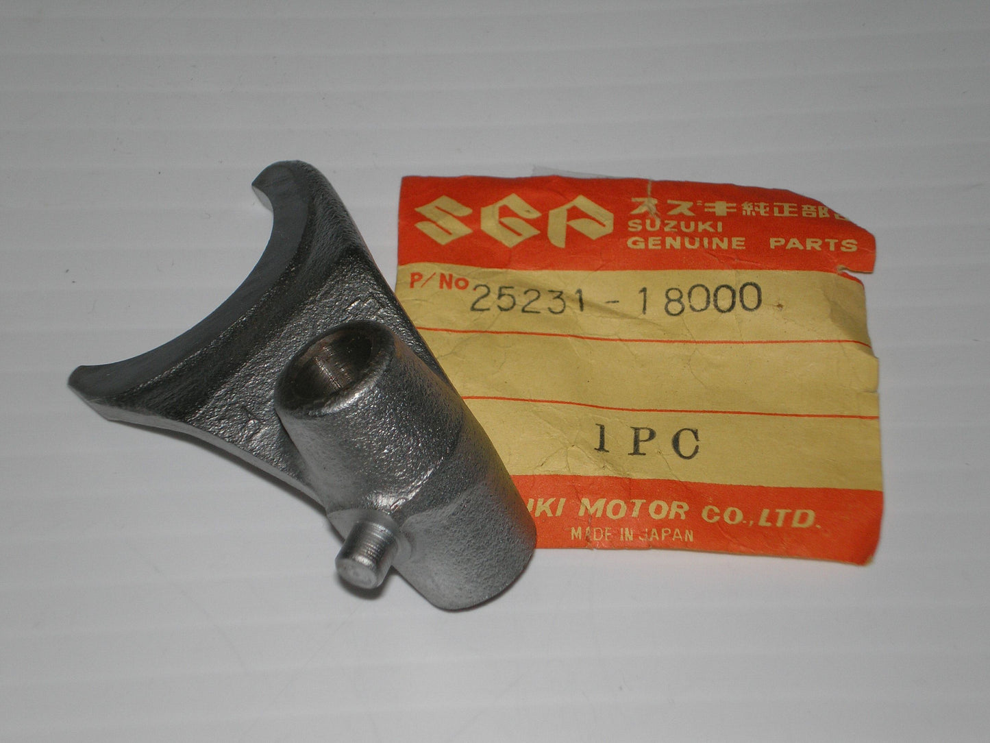 SUZUKI GT250 GT380 TC305 T250 T305 T350 Gear Shifting Fork # 3 25231-18000