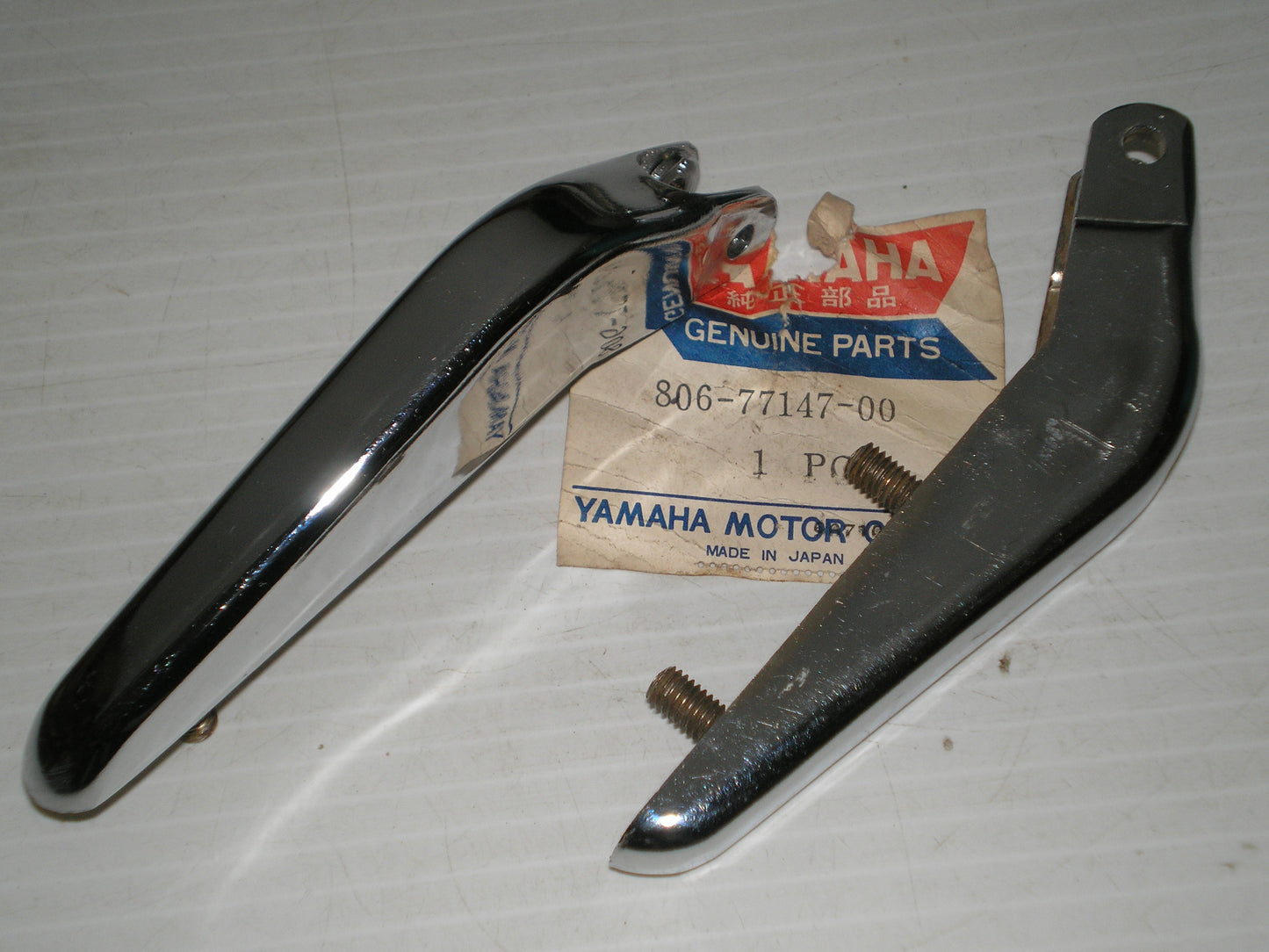 YAMAHA SS SR SW EW GP SL TW 433 643 292 396 338 Hood Hinge 806-77147