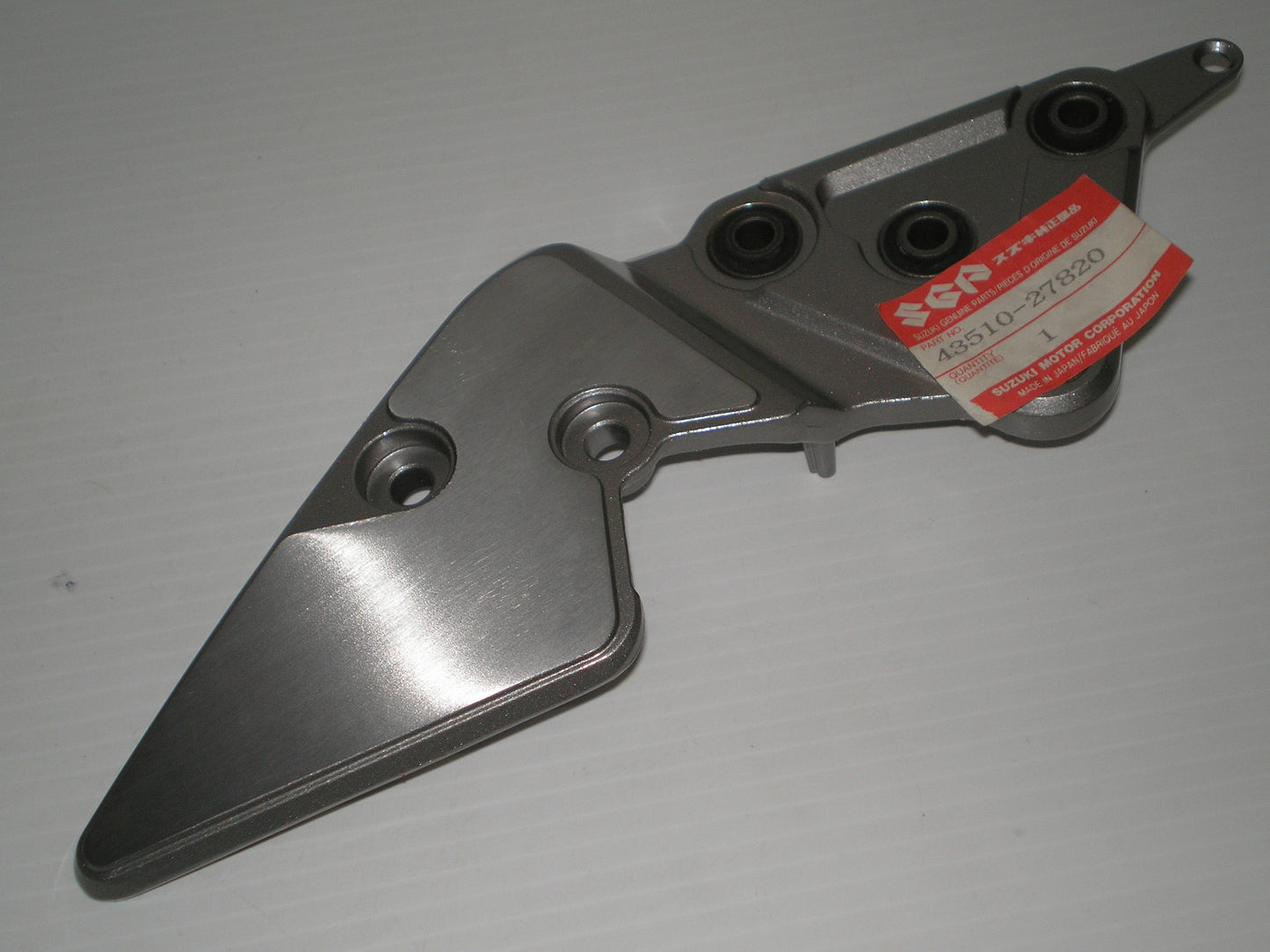 SUZUKI GSF600 GSF1200 1996-2000 R/H Footrest Bracket 43510-27820