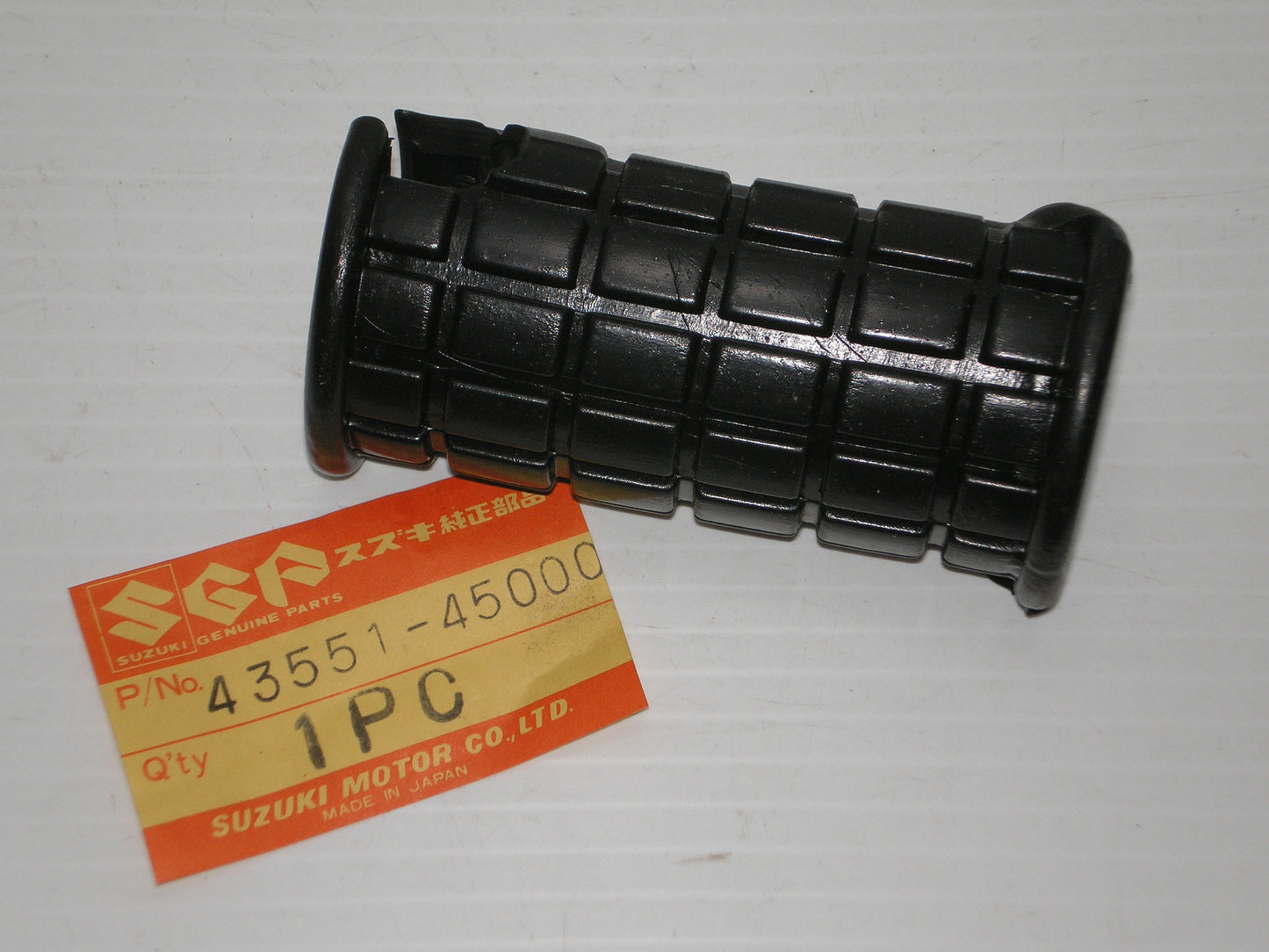 SUZUKI GS400 GS550 GS750  Front R/H Footrest Rubber 43551-45000