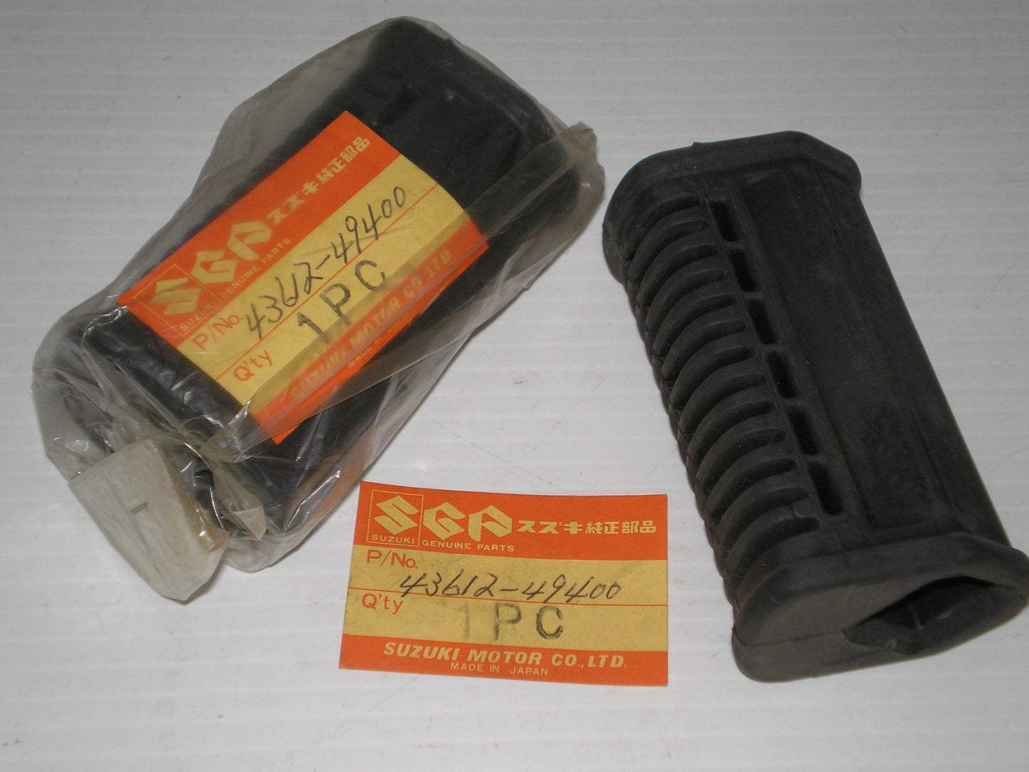 SUZUKI GS450 GS750 GS1100 GSX750 82-83 Footrest Rubbers 43612-49400 43612-49402