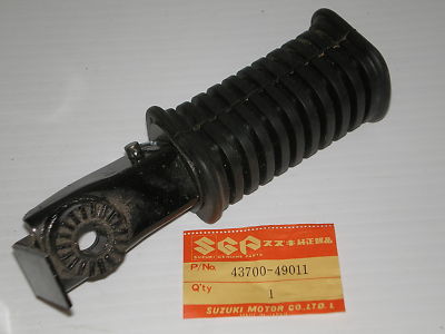 SUZUKI GS1000  Pillion Footrest Assembly  43700-49011
