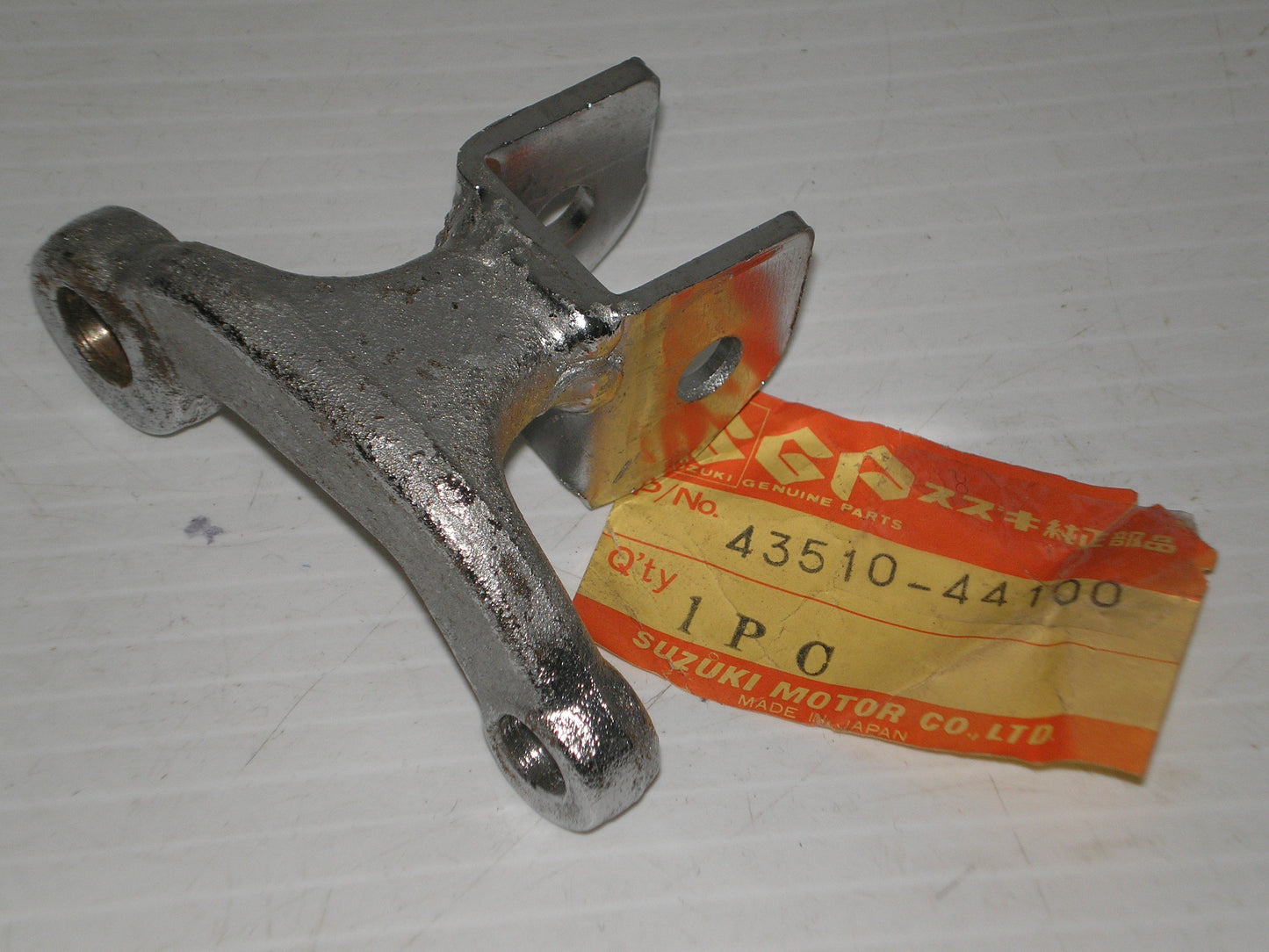 SUZUKI GS450 R/H Front / Driver Footrest Bracket 43510-44100