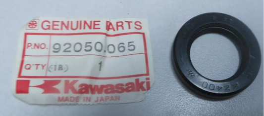 KAWASAKI KZ305 KZ400 KZ440 KZ750 Factory R/H Crankshaft Oil Seal  92050-065