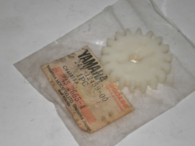 YAMAHA YZ250 1983 Water Pump Impeller Shaft Drive Gear 24Y-12459-00
