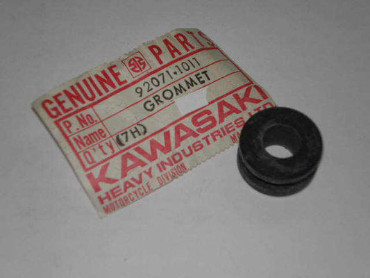KAWASAKI EX305 GPz305 KZ1000 Z1-R Factory Fairing Mounting Bracket Grommet 92071-1011