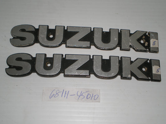 SUZUKI GS4000 GS425 GS450 GS550 GS750 GS850 GS1000 GS1100 FUEL TANK EMBLEM SET/2 68111-45010