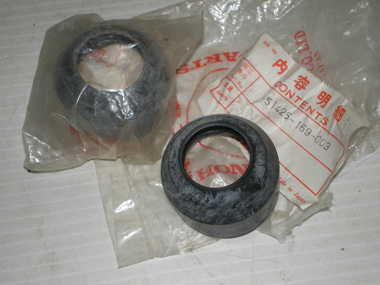 HONDA CR60 CR80 CX500 Front Fork Dust Seals Set/2 51425-169-003