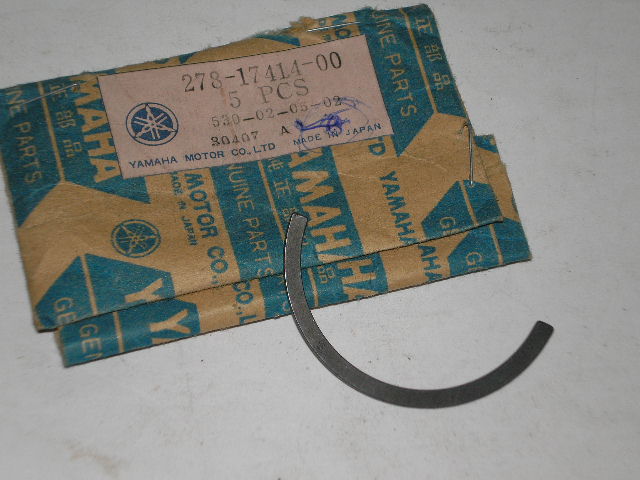 YAMAHA DS7 R5 TZ250 Transmission & Crankshaft Bearing Locator Clip 278-17414-00