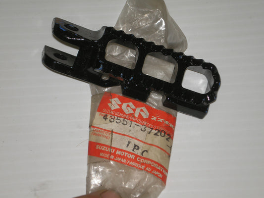 SUZUKI RS DR 100 125 250 400 500 PE 175  250 400 RM 100 125 250 400 Right Front Foot Rest 43551-37202-019