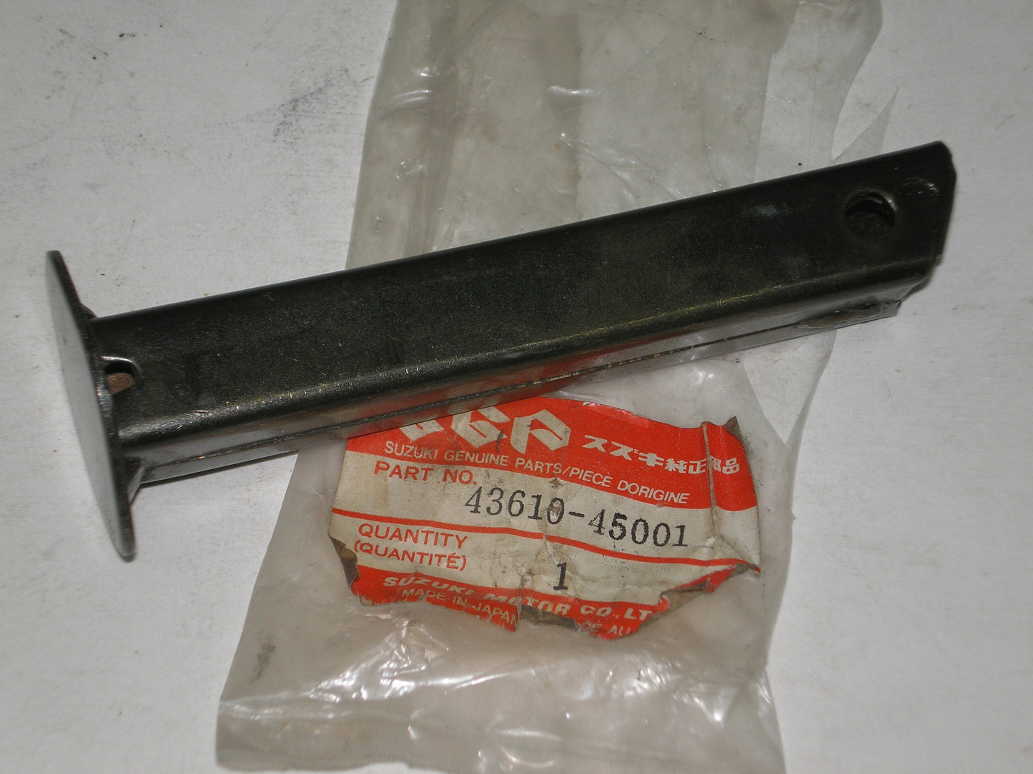 SUZUKI GS550 GS750 GS1000  Rear R/H Footrest Bar 43610-45000 / 43610-45001