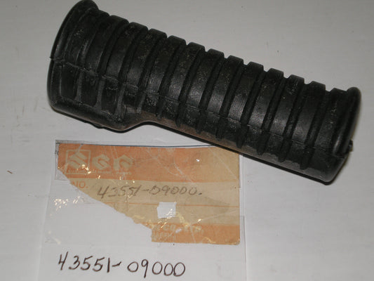SUZUKI GT185 GT250 T20 T250 T305 T350 TC250 TC305  Front Footrest Rubber 43551-09000