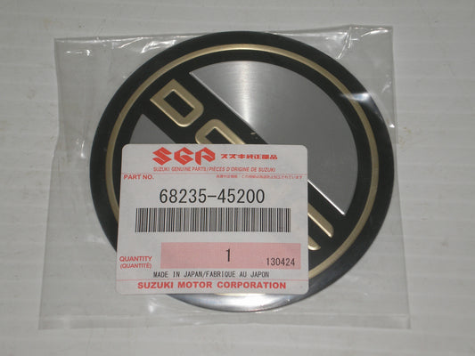 SUZUKI GS400 GS425 GS650 GS750 GS850 GS1000 GS1100 R/H Contact Breaker Cover Emblem DOHC  68235-45200 / 68235-45100 / 68235-45000