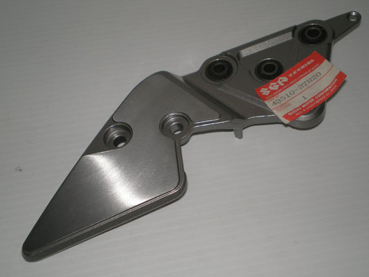 SUZUKI GSF600 GSF1200 1996-2000 R/H Footrest Bracket 43510-27820