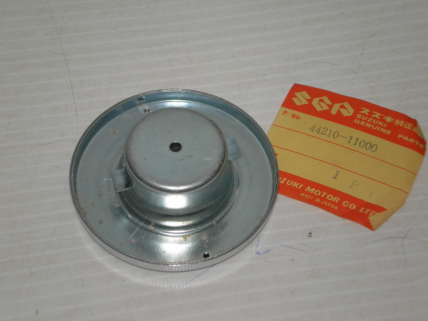 SUZUKI GT185 T20 T125 T250 T305 T350 T500 TC120 TC305 TS250 TS400 Fuel Tank Cap 44210-11000 / 44210-36200