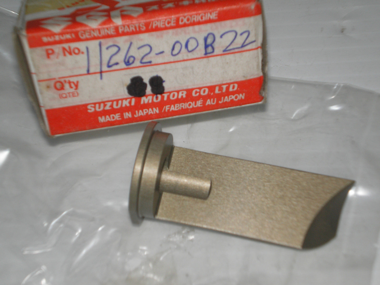 SUZUKI RM250  L/H Exhaust Valve Guide  11262-00B22  /  11262-00B23