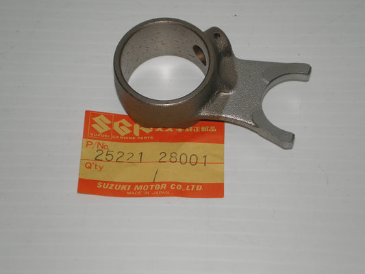 SUZUKI DS185 GT185 RM100 RM125 RV125 TM100 TM125 TS100 TS125 TS185 Shift Fork 25221-28001