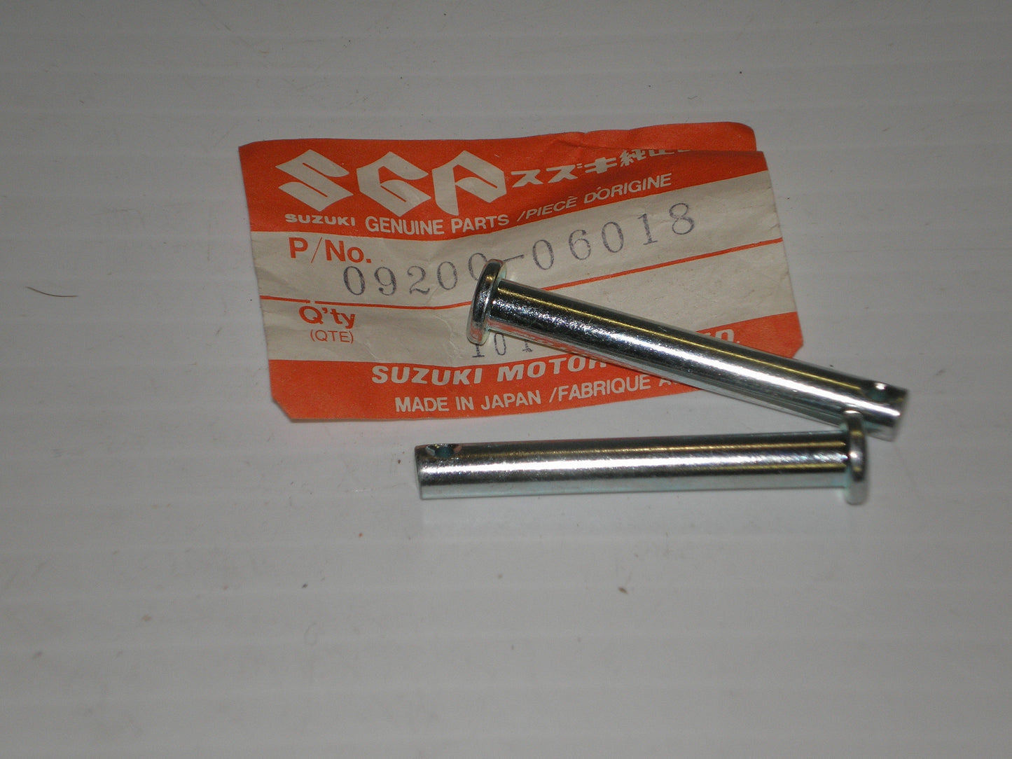 SUZUKI DS GS GT RE5 RV TC TM TS 1970-1981 Seat Support Pins Set/2 09200-06018